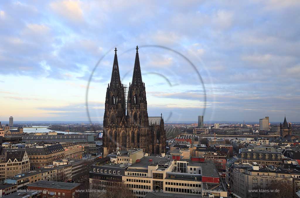 Koeln; Blick auf den Dom und die Innenstadt Richtung Deutz, Uebersichtsaufnahme in stimmungsvollem Abendlicht von der Abensomme angestrahlt; Cologne panorama view with cathedrale and city of Cologne in evening sun