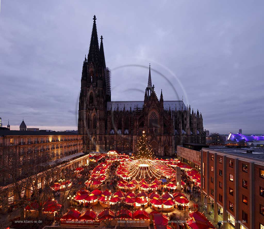 Koeln Blick ueber den Weihnachtsmarkt am Dom waehrend der blauen Stunde, Uebersichtsaufnahme, Draufsicht, Cologne view over the Christmas market at dome to the cathedrale during blue hour