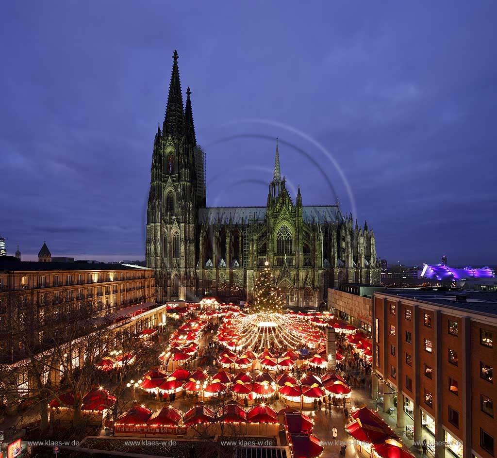 Koeln Blick ueber den Weihnachtsmarkt am Dom waehrend der blauen Stunde, Uebersichtsaufnahme, Draufsicht, Cologne view over the Christmas market at dome to the cathedrale during blue hour