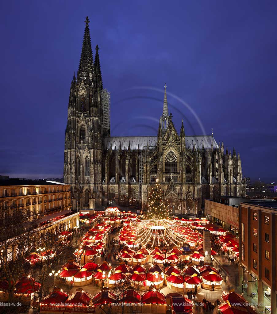 Koeln Blick ueber den Weihnachtsmarkt am Dom waehrend der blauen Stunde, Uebersichtsaufnahme, Draufsicht, Cologne view over the Christmas market at dome to the cathedrale during blue hour