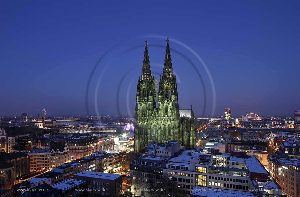 Koeln; Blick auf den Dom und die Innenstadt Richtung Deutz, Uebersichtsaufnahme zur blauen Stunde, Dom beleuchtet, illuminiert gruenlich schimmernd im Winter mit Schnee; Cologne panorama view with cathedrale and city of Cologne at blue hour in winter with snow