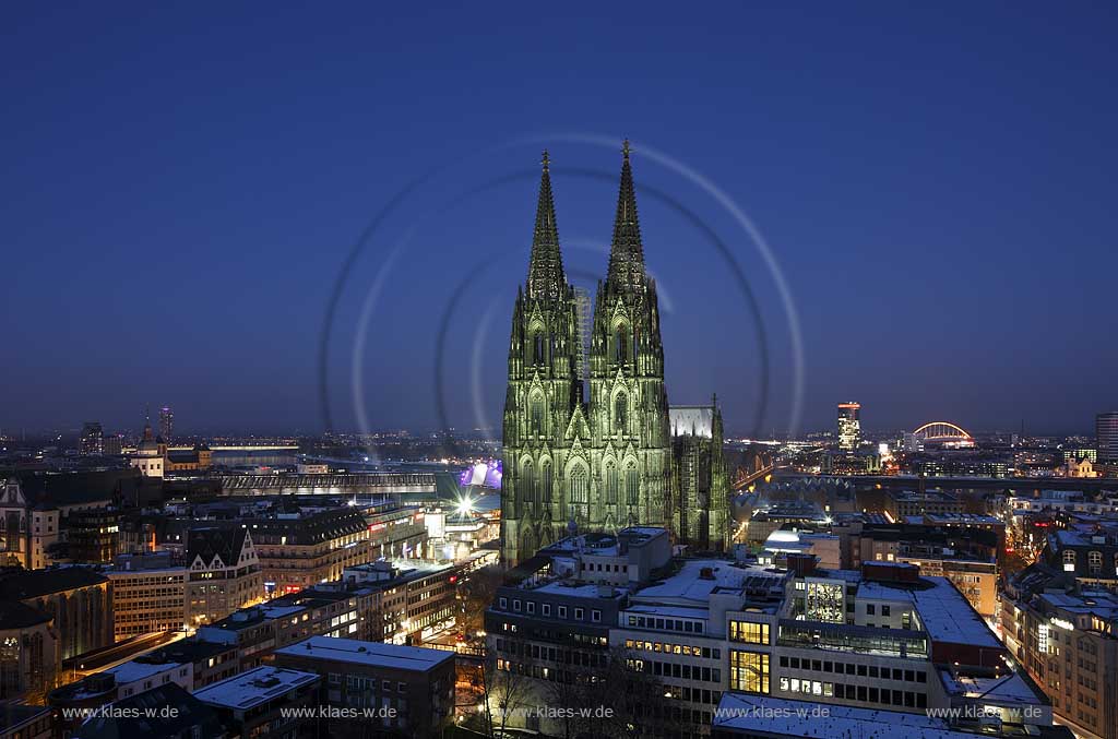 Koeln; Blick auf den Dom und die Innenstadt Richtung Deutz, Uebersichtsaufnahme zur blauen Stunde, Dom beleuchtet, illuminiert gruenlich schimmernd im Winter mit Schnee; Cologne panorama view with cathedrale and city of Cologne at blue hour in winter with snow