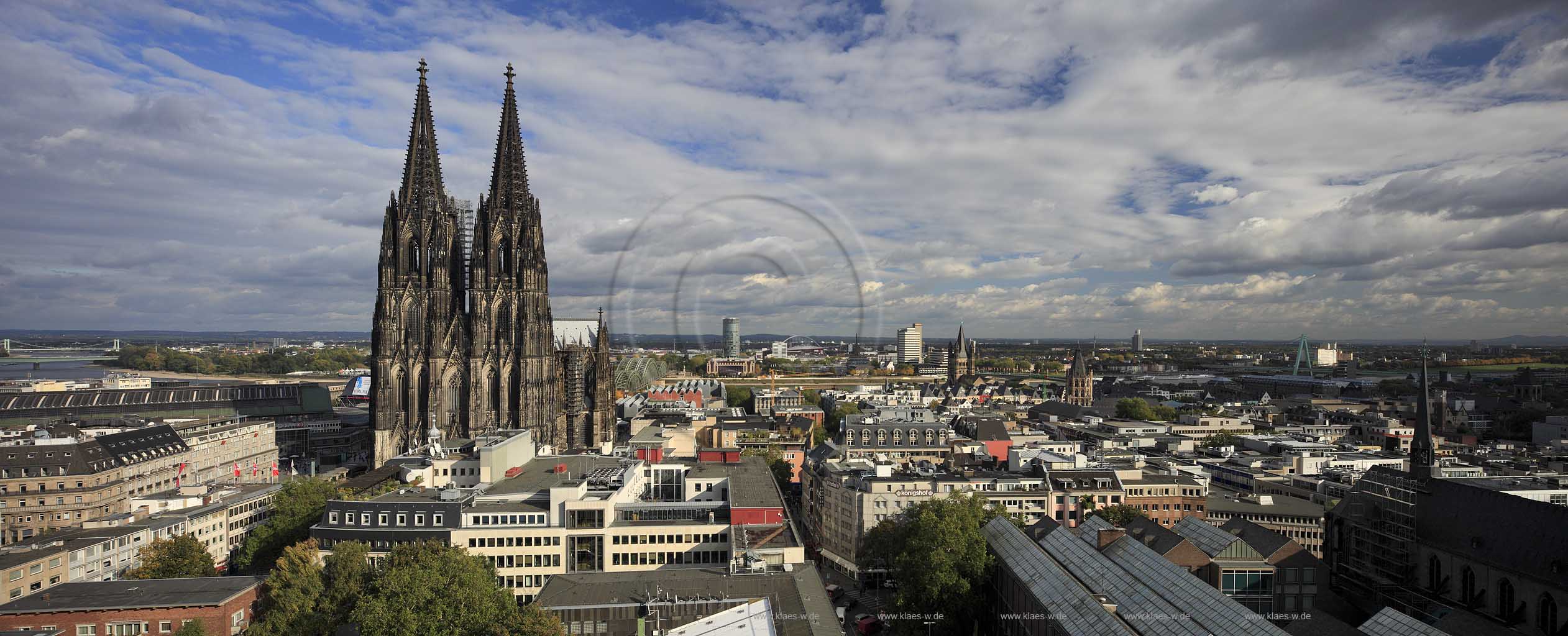 Koeln Panoramablick vom WDR Archivhaus ueber die Koelner Innenstadt mit dem Dom, Rhein, Koelntriangel, Sankt Martin Kirche, Rathausturm, Severinsbruecke und stimmungsvollem Wolkenhimmel; Cologne view over Cologne city with the cathedrale, Rhine river, Colognetriangle, St. Martin church, historical tower of guild hall and atmospheric clouds in the sky