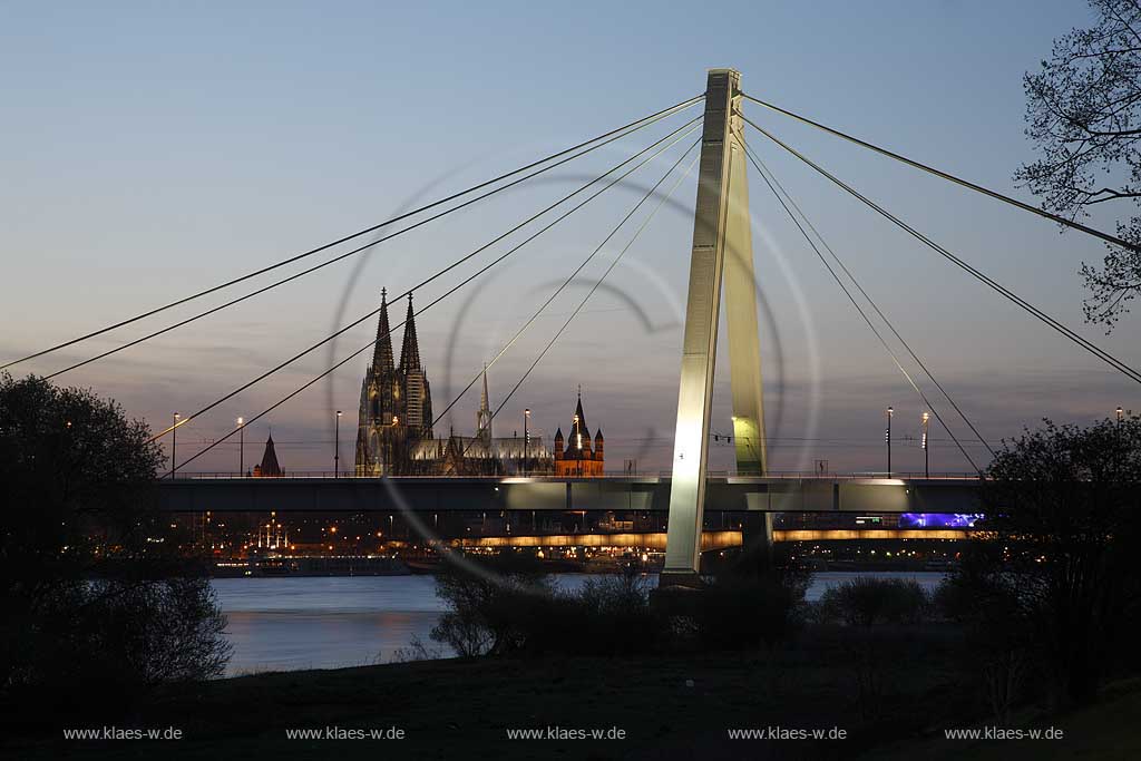 Koeln, Blick zur Deuzer Bruecke und dem Koelner Dom zur blauen Stunde, illuminiert, Kunstlichbeleuchtung, Cologne, view to Deutzer bridge and cologne dome in evening light, illumination