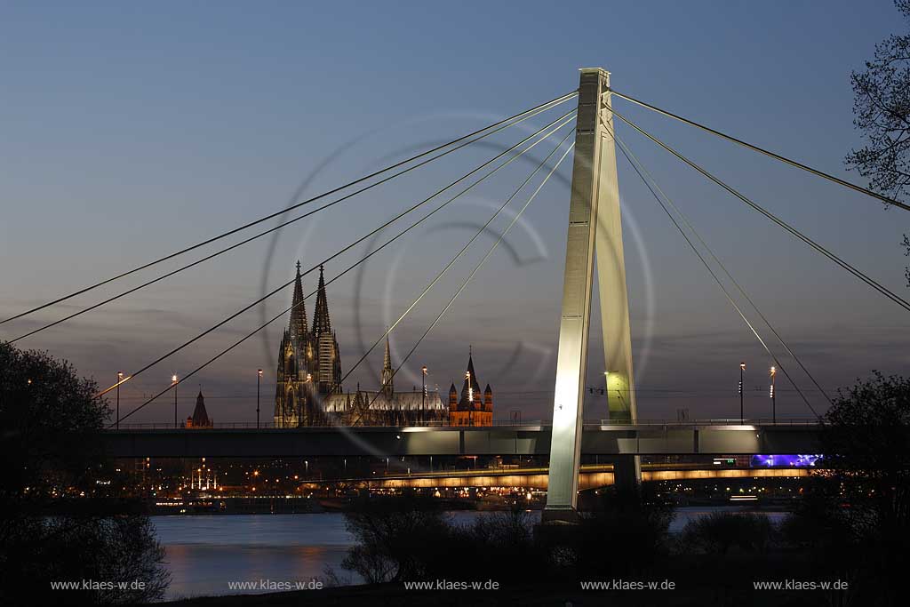 Koeln, Blick zur Deuzer Bruecke und dem Koelner Dom zur blauen Stunde, illuminiert, Kunstlichbeleuchtung, Cologne, view to Deutzer bridge and cologne dome in evening light, illumination