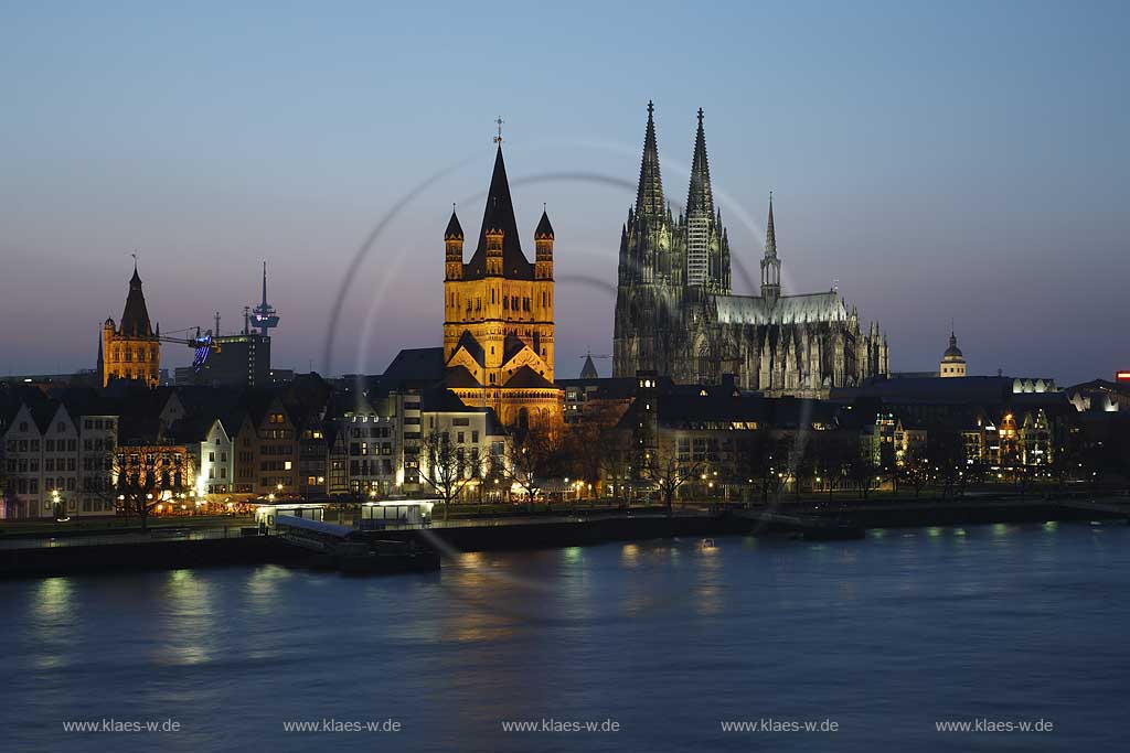 Blick ber den Rhein zur Koelner Altstadt mit dem Rathausturm, Gross Sankt martin Kirche und Dom in abendlicher Beleuchtung, illuminiert, blaue Stunde; Evening View over rhine river to picturesque Old Town of Cologne with the tower of city hall, Gross St. martin church and the cologne dome in evening light, illumination