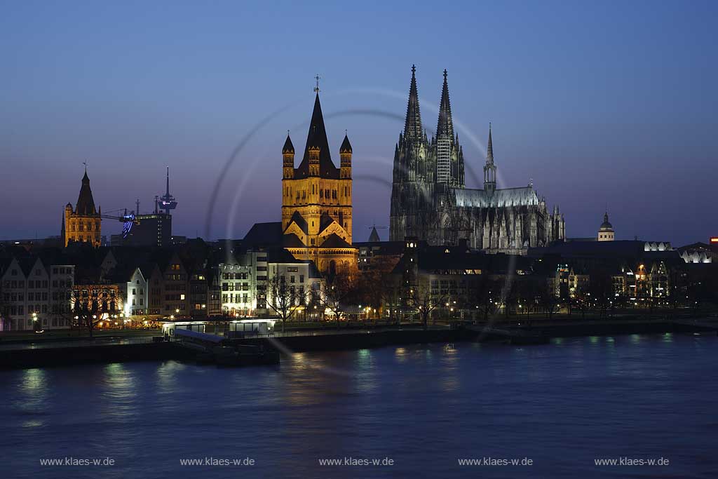 Blick ber den Rhein zur Koelner Altstadt mit dem Rathausturm, Gross Sankt martin Kirche und Dom in abendlicher Beleuchtung, illuminiert, blaue Stunde; Evening View over rhine river to picturesque Old Town of Cologne with the tower of city hall, Gross St. martin church and the cologne dome in evening light, illumination