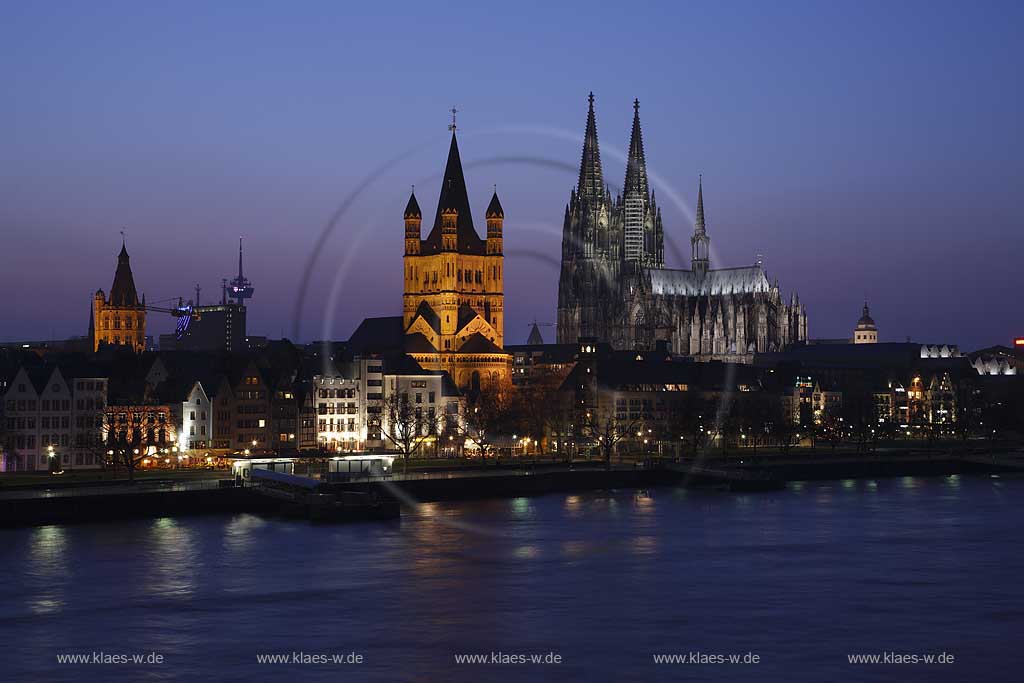 Blick ber den Rhein zur Koelner Altstadt mit dem Rathausturm, Gross Sankt martin Kirche und Dom in abendlicher Beleuchtung, illuminiert, blaue Stunde; Evening View over rhine river to picturesque Old Town of Cologne with the tower of city hall, Gross St. martin church and the cologne dome in evening light, illumination