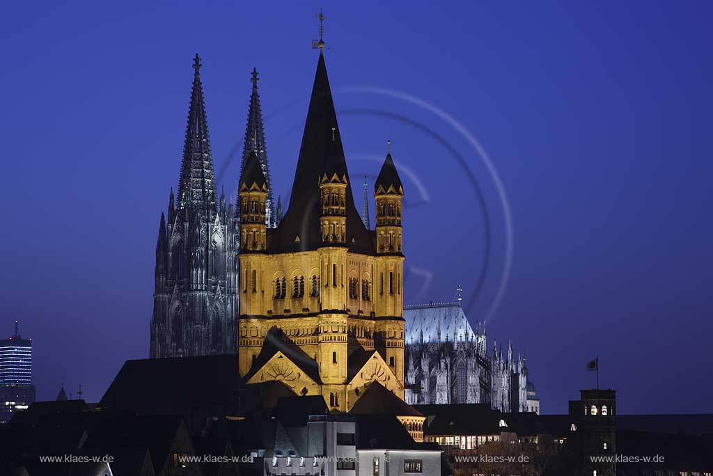 BlKoeln, Blick auf den Kirchtumr von Gro Stankt Martin im Hintergrund der Koelner Dom zur blauen Stunde, illuminiert; View to the tower of chruch Gross St. Martin in front of the Cologne dome in evening light with illumination