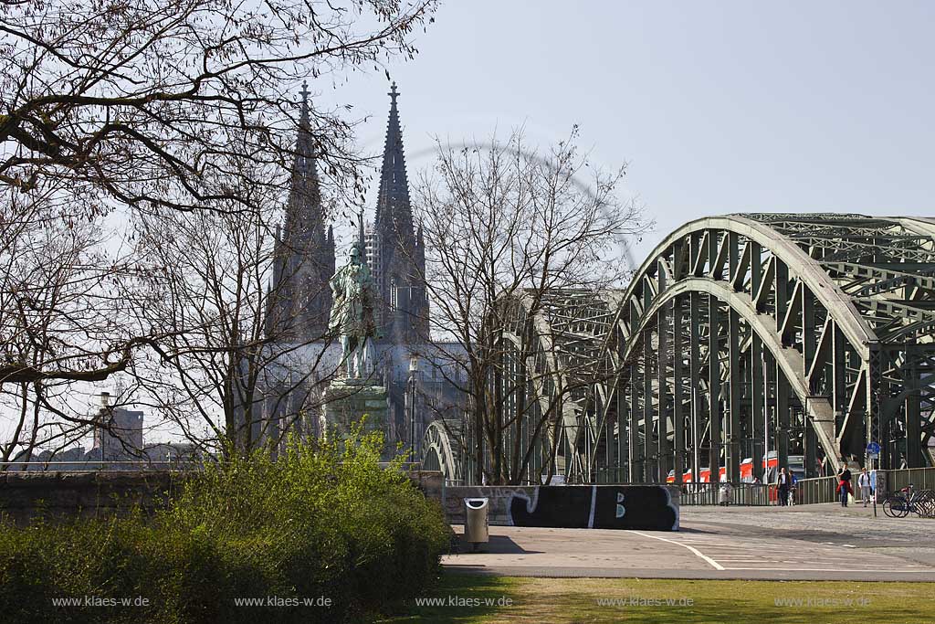 Kln, Blick zum Dom mit dem Kaiser Wilhelm Denkmal und der Hohenzollern Bruecke im Frhling; View to the Cologne dome with imerator Wilhem sculture and Hohenzollern bridge in springtime