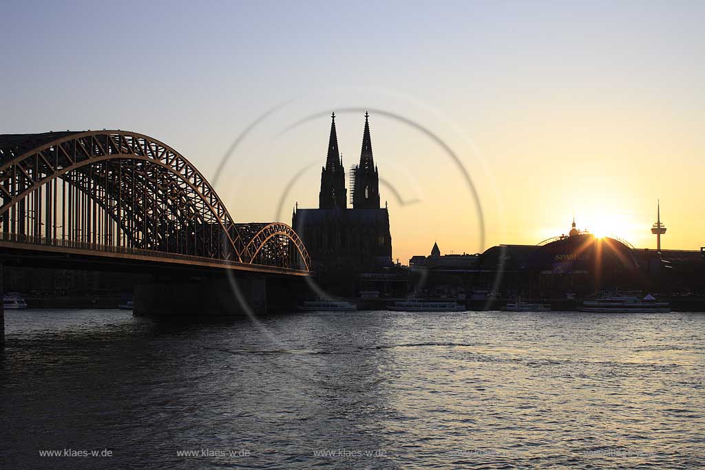 Koeln, Blick ueber den Rhein mit Severeinsbruecke und Koelner Dom im abendlichen Gegenlich, Sonnenuntergang, stimmungsvoll; Cologne viwe over rhine river with sundown at Hohenzollern bridge and cologne dome