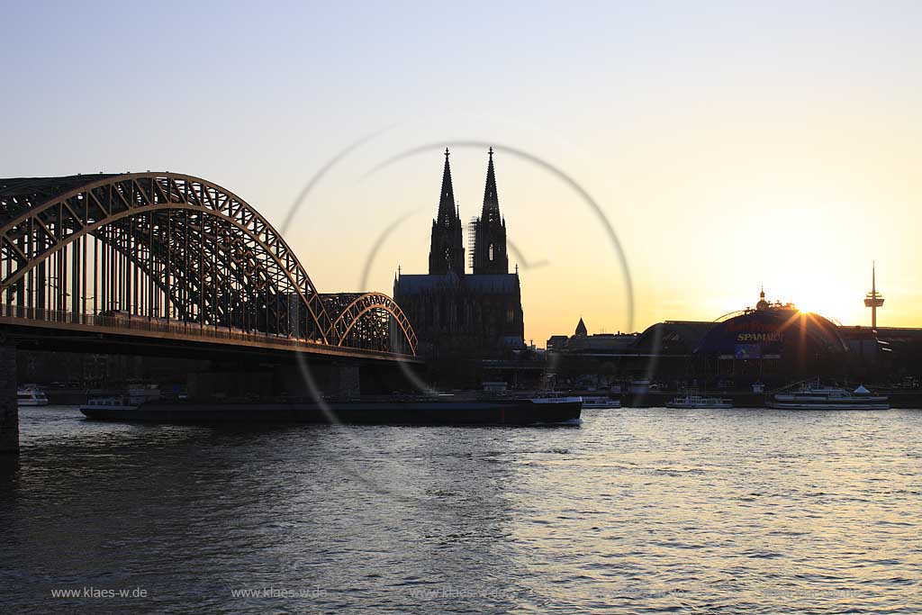 Koeln, Blick ueber den Rhein mit Severeinsbruecke und Koelner Dom im abendlichen Gegenlich, Sonnenuntergang, stimmungsvoll; Cologne viwe over rhine river with sundown at Hohenzollern bridge and cologne dome