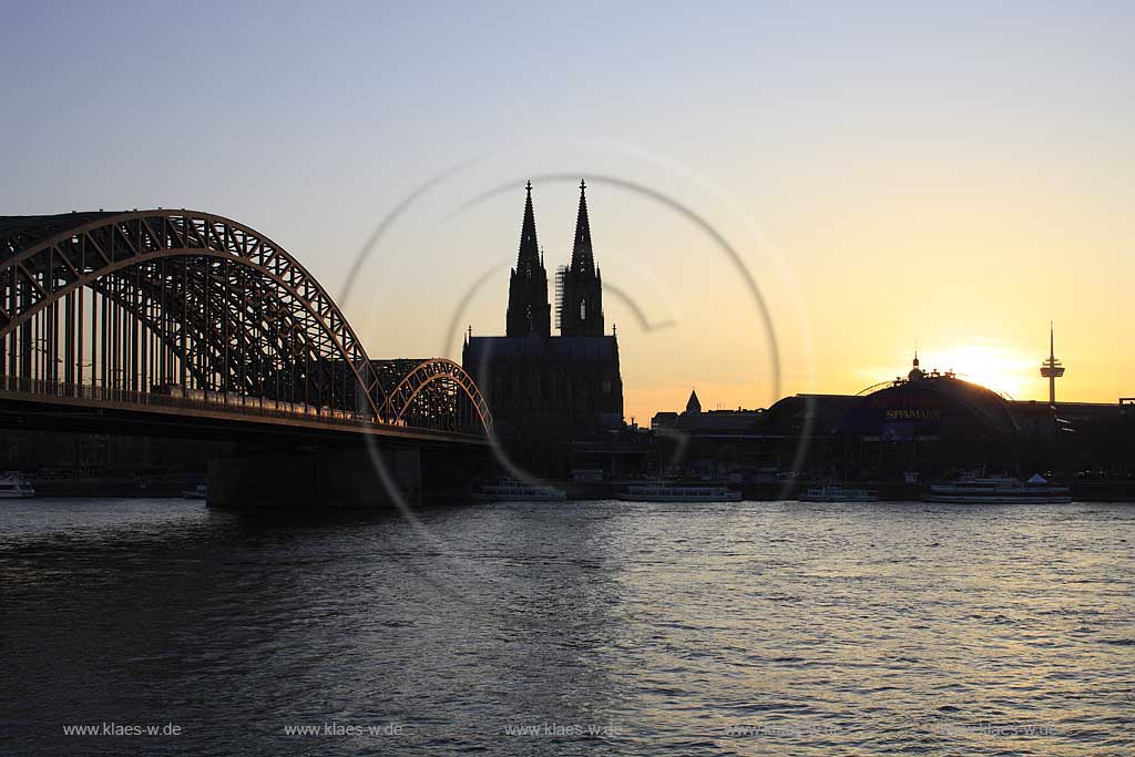 Koeln, Blick ueber den Rhein mit Severeinsbruecke und Koelner Dom im abendlichen Gegenlich, Sonnenuntergang, stimmungsvoll; Cologne viwe over rhine river with sundown at Hohenzollern bridge and cologne dome