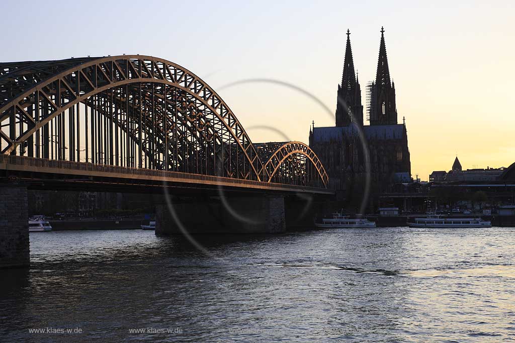 Koeln, Blick ueber den Rhein mit Severeinsbruecke und Koelner Dom im abendlichen Gegenlich, Sonnenuntergang, stimmungsvoll; Cologne viwe over rhine river with sundown at Hohenzollern bridge and cologne dome