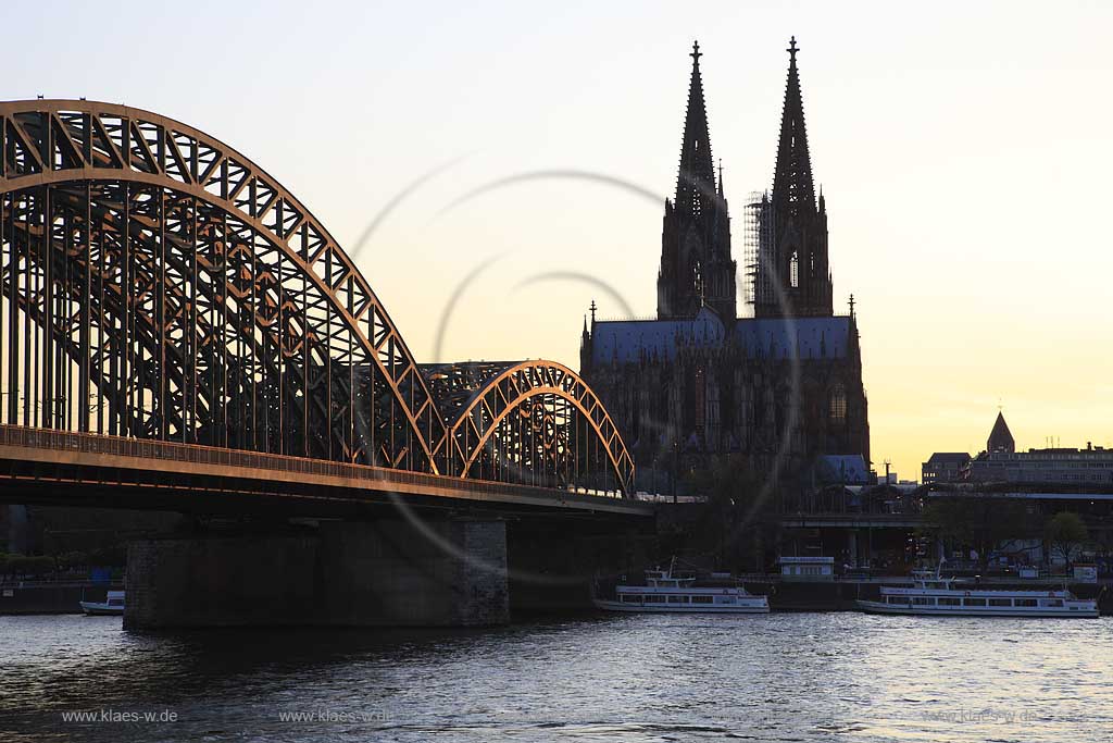 Koeln, Blick ueber den Rhein mit Severeinsbruecke und Koelner Dom im abendlichen Gegenlich, Sonnenuntergang, stimmungsvoll; Cologne viwe over rhine river with sundown at Hohenzollern bridge and cologne dome