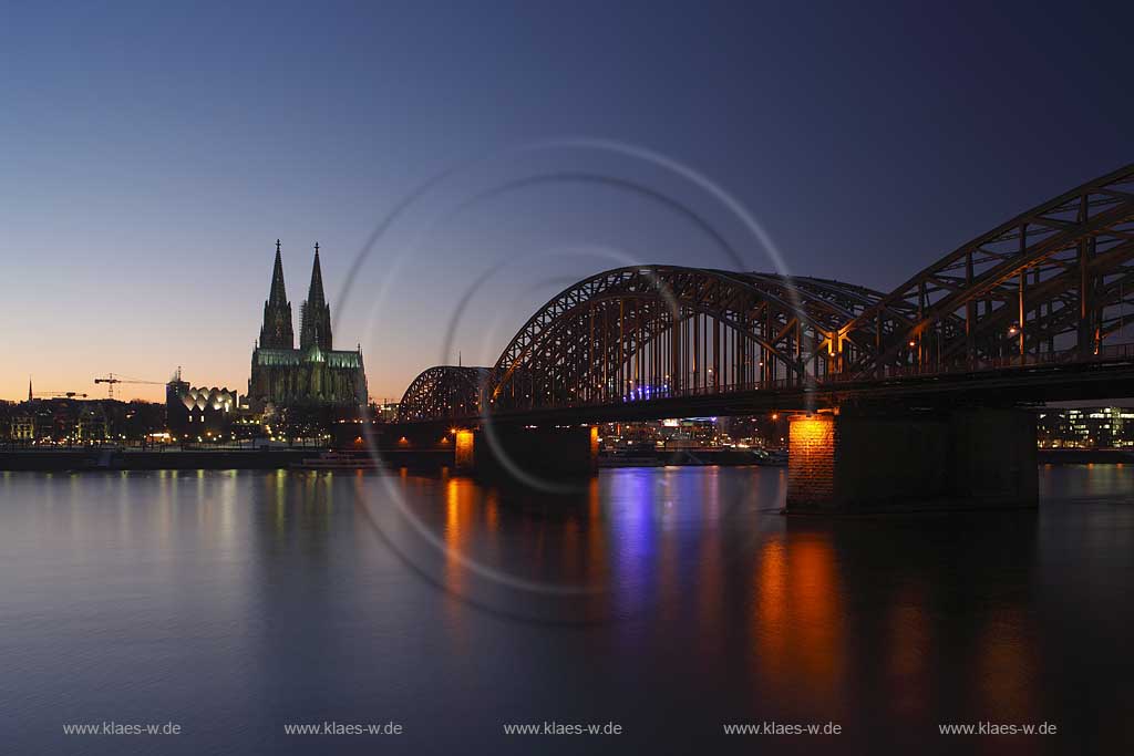 Koeln Blick ueber den Rhein auf den illuminierten Klner Dom und Hohenzollern Bruecke rechts zur blauen Stunde bzw. abendlicher Beleuchtung; Cologne view over rhine to the cathedral and Hohenzollern bridge right side with illumination light