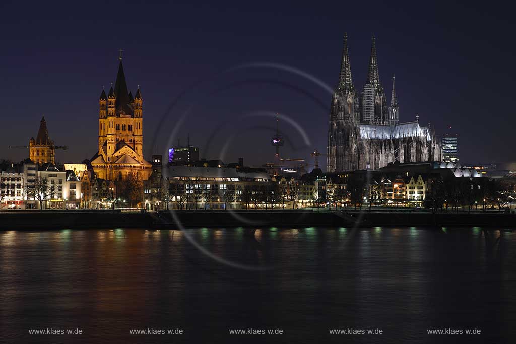 Koeln Blick ueber den Rhein auf den illuminierten Klner Dom sowie Gro Gross Sankt Martin Kircheim Nachtaufnahme bzw. abendlicher Beleuchtung; Cologne view over rhine to the cathedral and Big St. Martin chuch left sidein night image with illumination light