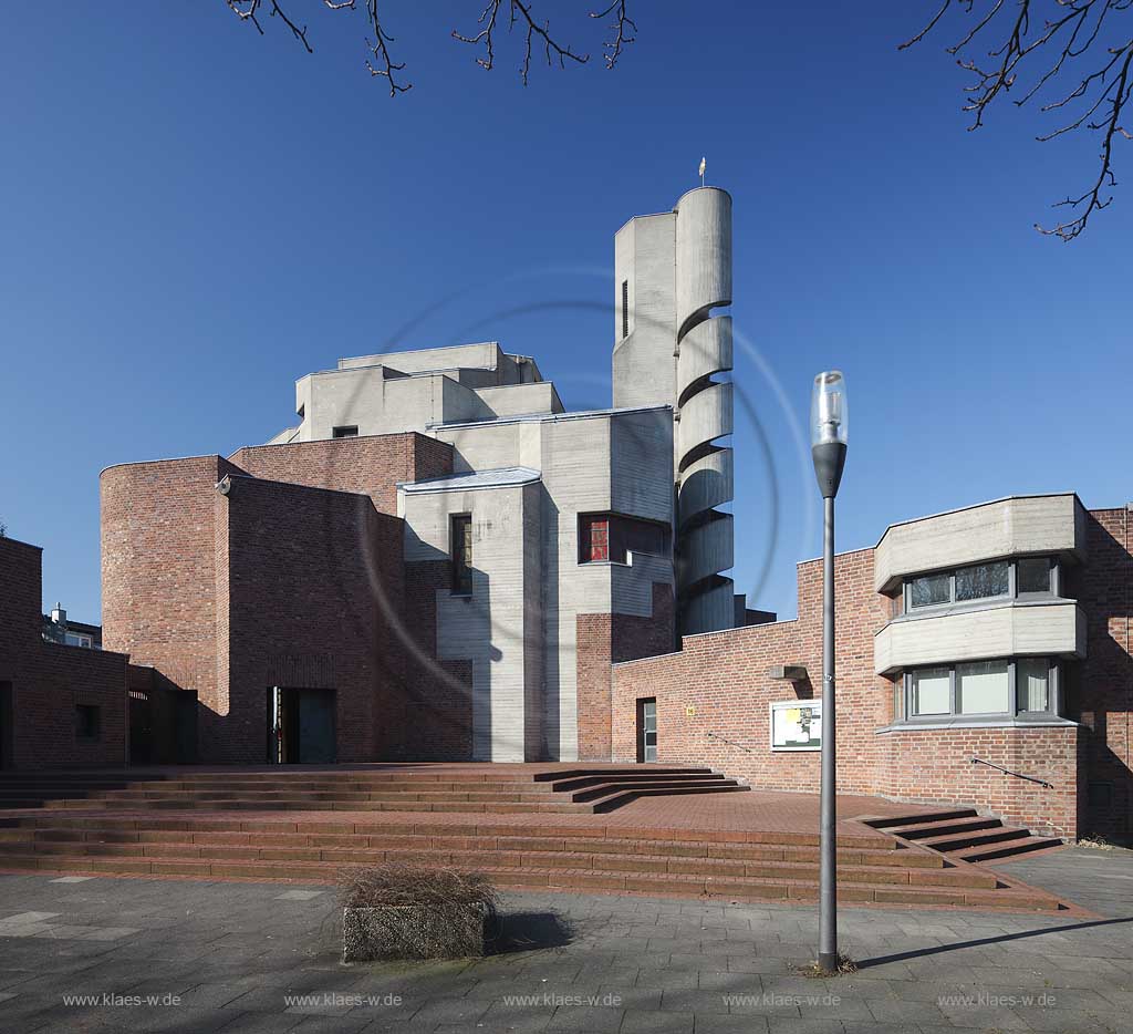 Koeln Lindenthal, Kirche Christi Auferstehung aus dem jahre 1969 bis 1970 nach den Plaenen des Architekten Gottfreid Boehm erbaut, Plastisch skulturales Bauwerk in Aussenansicht im Fruehling mit kahlen Baeumen; Cologne Lindenthal church Christi Auferstehung from Gottfried Boehm