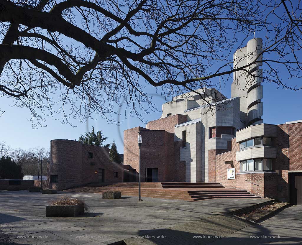 Koeln Lindenthal, Kirche Christi Auferstehung aus dem jahre 1969 bis 1970 nach den Plaenen des Architekten Gottfreid Boehm erbaut, Plastisch skulturales Bauwerk in Aussenansicht im Fruehling mit kahlen Baeumen; Cologne Lindenthal church Christi Auferstehung from Gottfried Boehm