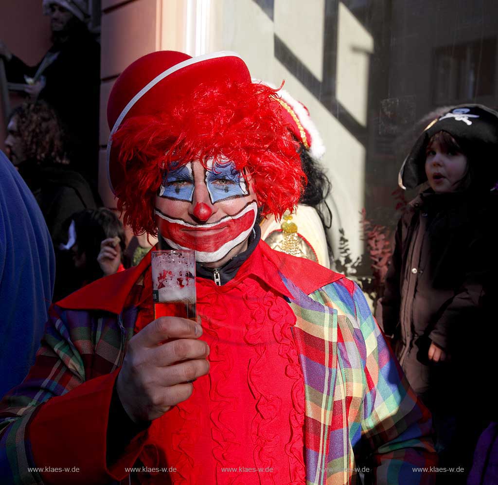 Koeln Ehrenfeld, Karneval Clown mit Bierglas, Koelschglas; Cologne carnival clown with a glass beer