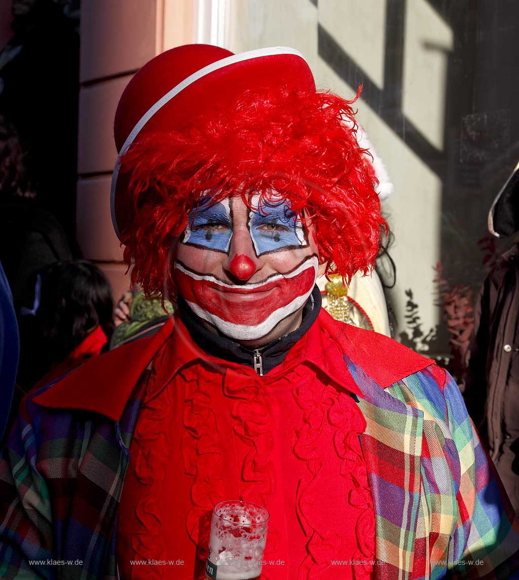 Koeln Ehrenfeld, Karneval Clown mit Bierglas, Koelschglas; Cologne carnival clown with a glass beer