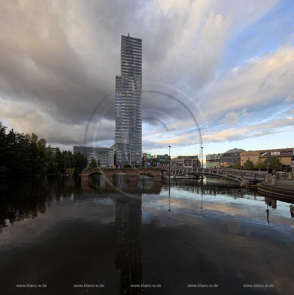   Koeln.Neustadt.Nord Medianpark, Gebaeudeensemple mit Koelnturm, dem mit 148,5 Metern ohne und 65,48 Metern mit Antenne hoechsten Koelner Buerohaus in Abendstimmung mit Wolkenhimmel und Spiegelbild; Cologne Media Park with the largest office building in Cologne, the Koelnturm Colognetower in evening Light with clouds and mirror image