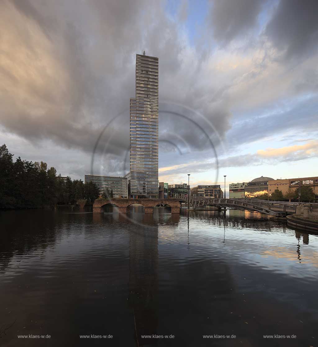   Koeln.Neustadt.Nord Medianpark, Gebaeudeensemple mit Koelnturm, dem mit 148,5 Metern ohne und 65,48 Metern mit Antenne hoechsten Koelner Buerohaus in Abendstimmung mit Wolkenhimmel und Spiegelbild; Cologne Media Park with the largest office building in Cologne, the Koelnturm Colognetower in evening Light with clouds and mirror image