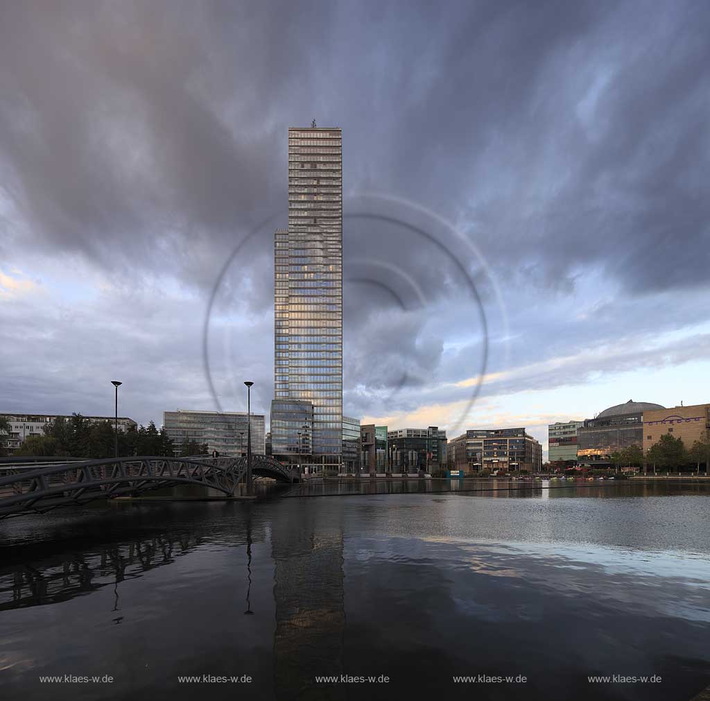   Koeln.Neustadt.Nord Medianpark, Gebaeudeensemple mit Koelnturm, dem mit 148,5 Metern ohne und 65,48 Metern mit Antenne hoechsten Koelner Buerohaus in Abendstimmung mit Wolkenhimmel und Spiegelbild; Cologne Media Park with the largest office building in Cologne, the Koelnturm Colognetower in evening Light with clouds and mirror image