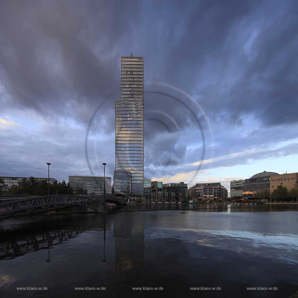   Koeln.Neustadt.Nord Medianpark, Gebaeudeensemple mit Koelnturm, dem mit 148,5 Metern ohne und 65,48 Metern mit Antenne hoechsten Koelner Buerohaus in Abendstimmung mit Wolkenhimmel und Spiegelbild; Cologne Media Park with the largest office building in Cologne, the Koelnturm Colognetower in evening Light with clouds and mirror image