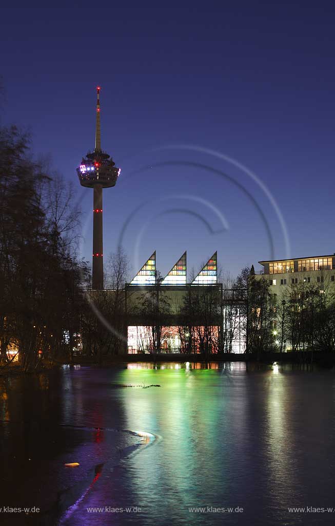 Koeln Neustadt Nord Mediapark, Blick zum Fernmeldeturm Colonius mit dem Umspannwerk in Abendstimmung zur blauen Stunde illuminiert mit Spiegelbild; Cologne Media Park view to  telecommunication tower Colonius and electric power transformation substation during blue hour with mirror image