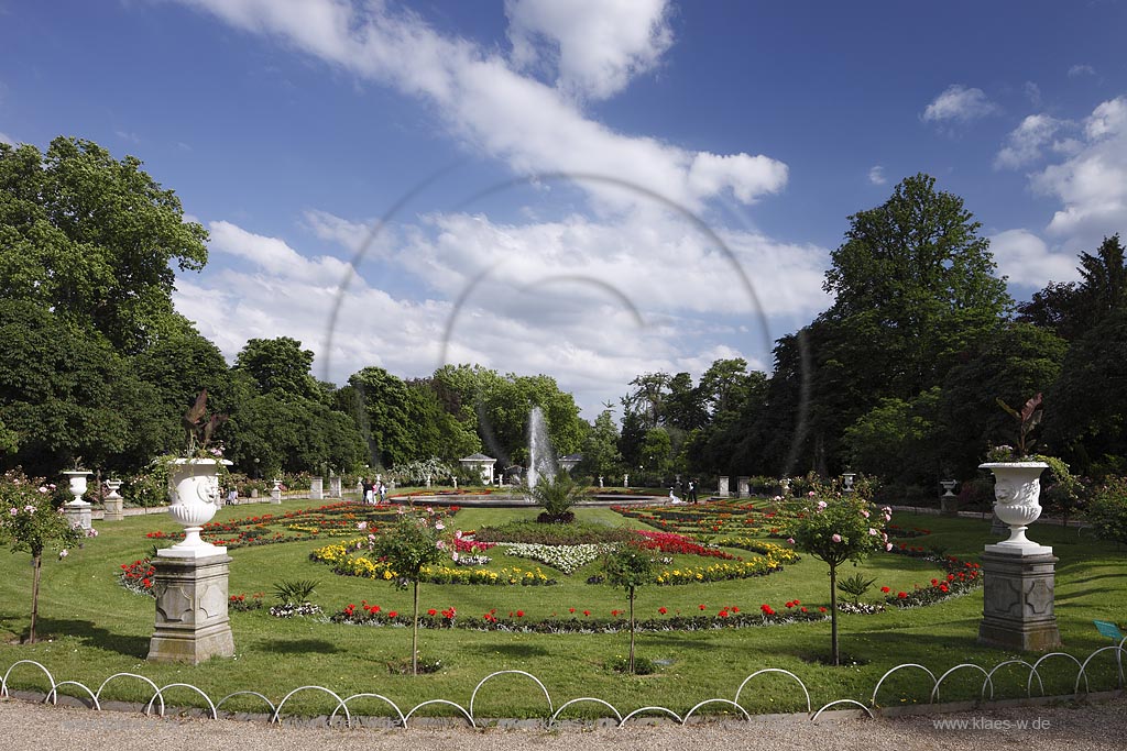 Koeln Riehl, Blick auf Blumenarrangement mit Springbrunnen und Besuchern im Park zur Sommerzeit; Cologne Riehl, view at flower arrangement with fountain and visitors in summer