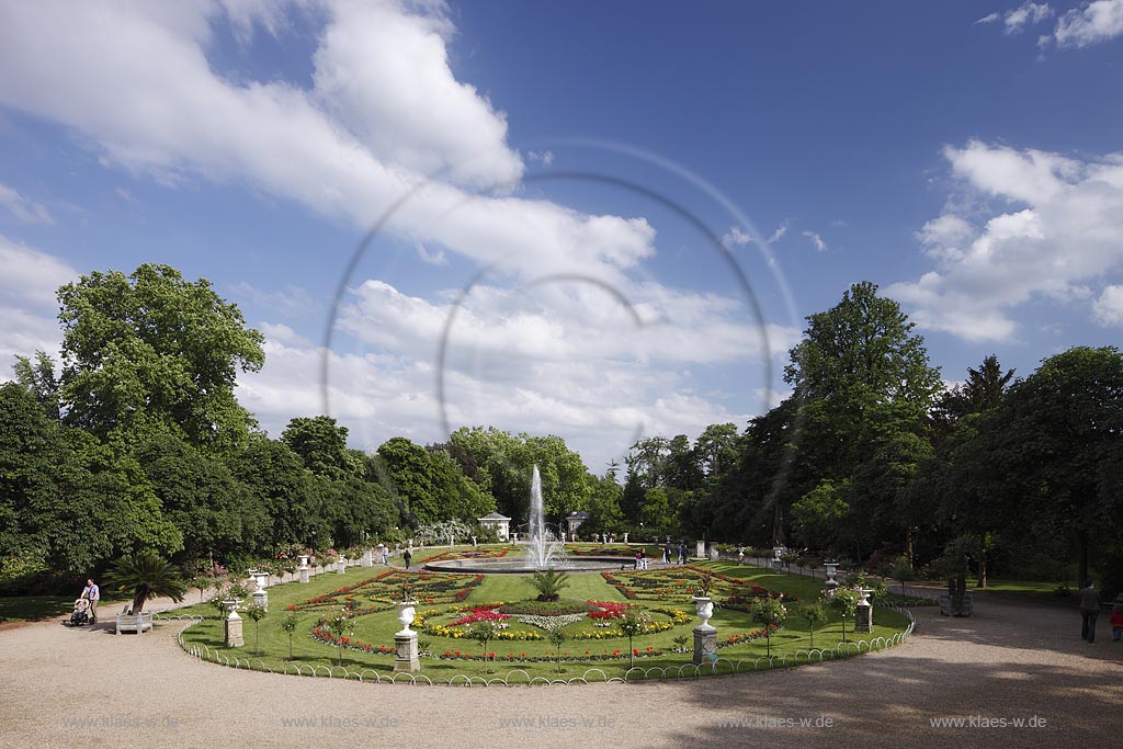 Koeln Riehl, Blick auf Blumenarrangement mit Springbrunnen und Besuchern im Park zur Sommerzeit; Cologne Riehl, view at flower arrangement with fountain and visitors in summer