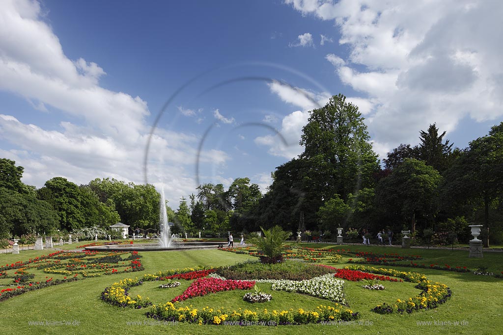 Koeln Riehl, Blick auf Blumenarrangement mit Springbrunnen und Besuchern im Park zur Sommerzeit; Cologne Riehl, view at flower arrangement with fountain and visitors in summer