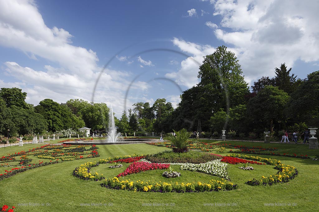 Koeln Riehl, Blick auf Blumenarrangement mit Springbrunnen und Besuchern im Park zur Sommerzeit; Cologne Riehl, view at flower arrangement with fountain and visitors in summer