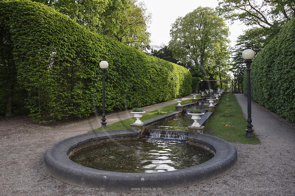 Koeln Riehl, Fora, der 1864 eingeweihte botanische Garten, Wasser-Kaskade im Garten der Italienischen Rennaissance zwischen Hainbuchen-Laubengaengen; Koeln-Riehl, Flora, the 1864 dedicated botanical garden.