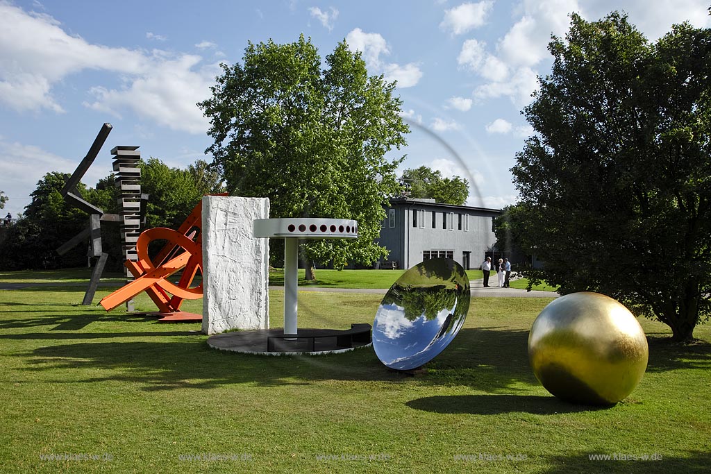 Koeln Riehl, Blick auf die Koelner Reihe von Florian Slotawa unter Einbeziehung der Werke, Joel Shapiro: ohne Titel, Martin Willing: Quadratschichtung, Mark di Suvero: Racine du Naos, Guenther Foerg: Ohne Titel, Tobias Rehberger: Unmgliche Schoenheit, Anish Kapoor: ohne Titel und James Lee Byars: ohne Titel mit Besuchern im Skulpturenpark zur Sommerzeit; Cologne Riehl, view at the sculptures Joel Shapiro: untitled, Martin Willing: Quadratschichtung, Mark di Suvero: Racine du Naos, Guenther Foerg:ntitled, Tobias Rehberger: Unmoegliche Schoenheit, Anish Kapoor: untitled und James Lee Byars: untitled with visitors in summer