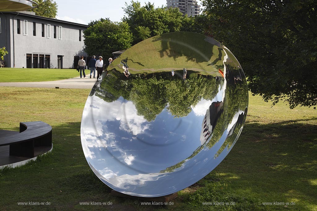 Koeln Riehl, Blick auf eine Skulptur ohne Titel von Anish Kapoor mit Besuchern im Skulpturenpark zur Sommerzeit; Cologne Riehl, view at an untitled sculpture by Anish Kapoor with visitors in summer