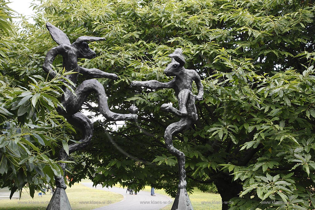 Koeln Riehl, Blick auf Hasenskulpturen mit Baumkronen im Sommer; Colgogne Riehl, view at rabbit sculptures with treetop in summer