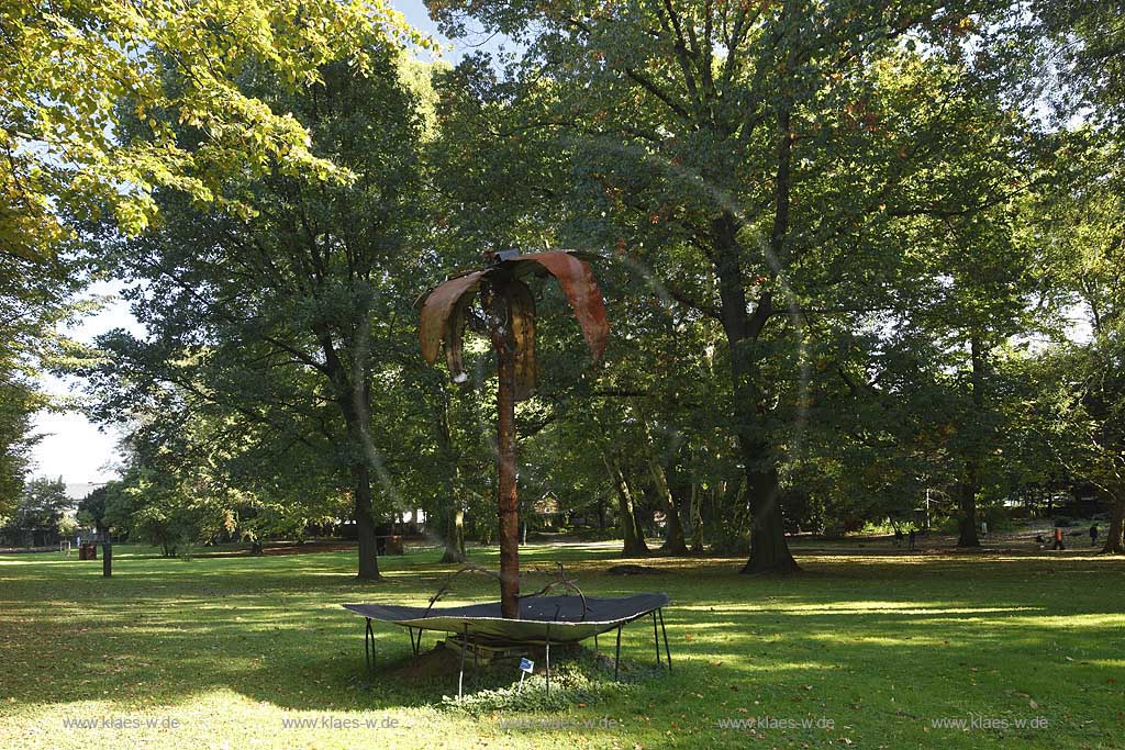 Koeln-Stammheim Schlosspark Skulpturenpark, Tobi Moehring zeigt in seiner Arbeit, der Metallskulptur Affenklima, 2007 wie nah die Phantasie hier schon an der Wirklichkeit ist. Im 2006/2007 so extrem warmen Winter stellte sich der aus Stammheim stammende Kuenstler eine naheliegende Frage: Wie lange dauert es noch, bis in Deutschland die Affen unter den Baeumen turnen ? Seine Antwort zeigt eine Palme deren Kokosnsse leuchten und unter der kleine Affen turnen; Cologne-Stammheim park of castle with sculpture from Tobi Moehring 