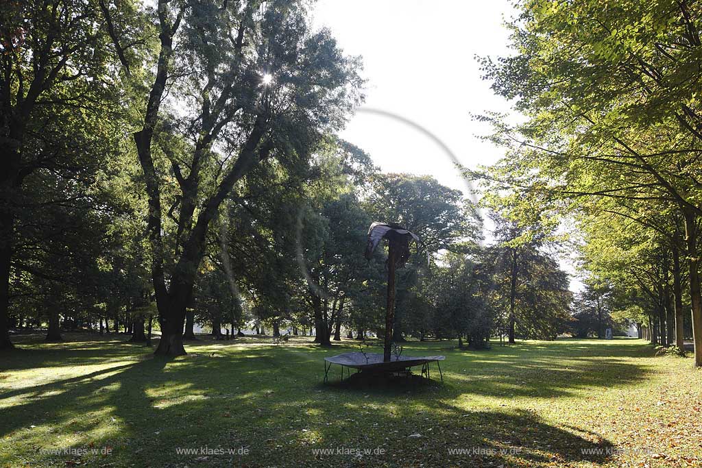 Koeln-Stammheim Schlosspark Skulpturenpark, Tobi Moehring zeigt in seiner Arbeit, der Metallskulptur Affenklima, 2007 wie nah die Phantasie hier schon an der Wirklichkeit ist. Im 2006/2007 so extrem warmen Winter stellte sich der aus Stammheim stammende Kuenstler eine naheliegende Frage: Wie lange dauert es noch, bis in Deutschland die Affen unter den Baeumen turnen ? Seine Antwort zeigt eine Palme deren Kokosnsse leuchten und unter der kleine Affen turnen; Cologne-Stammheim park of castle with sculpture from Tobi Moehring 