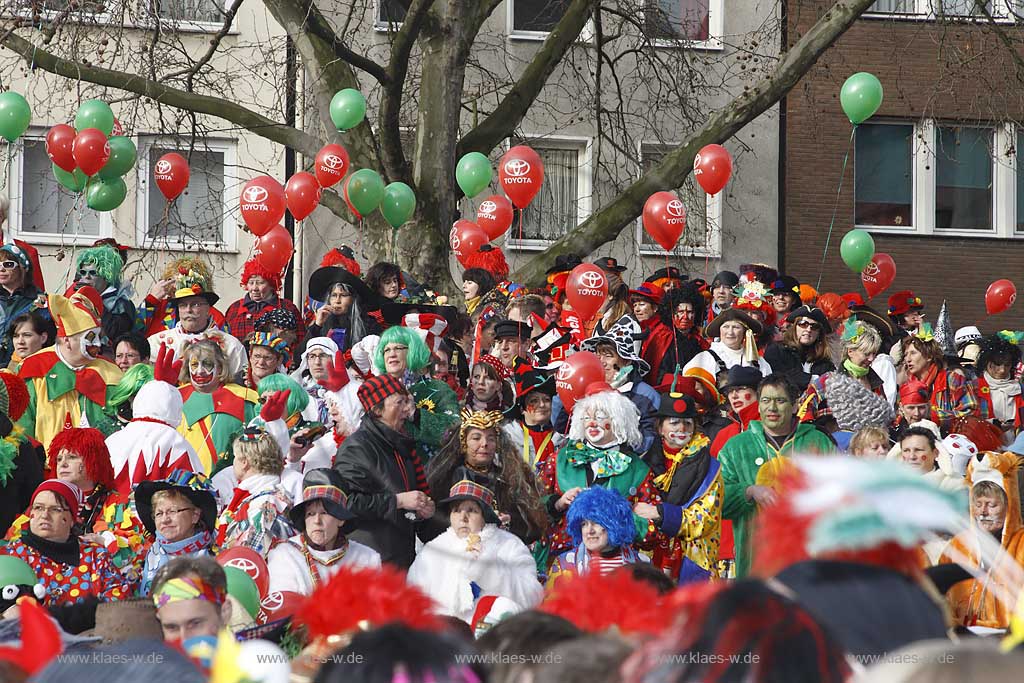 Koeln Alter Markt waehrend Altweiberfasnacht, Altweiberfasching, Altweiber feiernde Jecken und Moehnen mit bunten Luftballons im Karneval