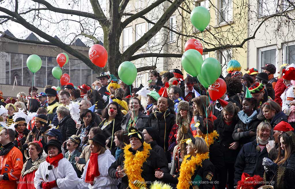 Koeln Alter Markt waehrend Altweiberfasnacht, Altweiberfasching, Altweiber feiernde Jecken und Moehnen mit bunten Luftballons im Karneval