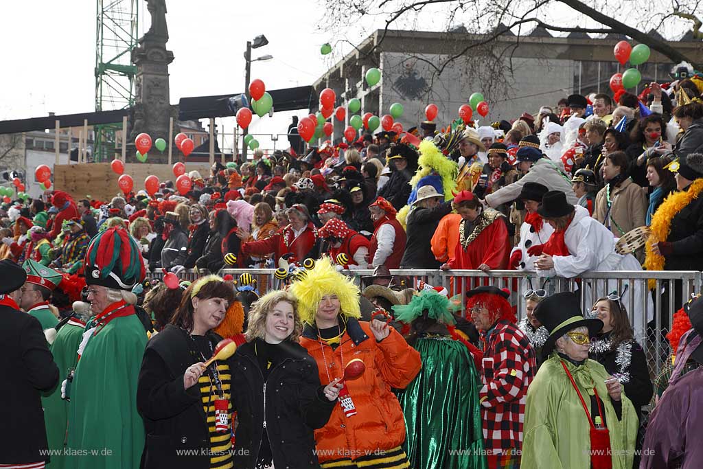 Koeln Alter Markt waehrend Altweiberfasnacht, Altweiberfasching, Altweiber feiernde Jecken und Moehnen mit bunten Luftballons im Karneval