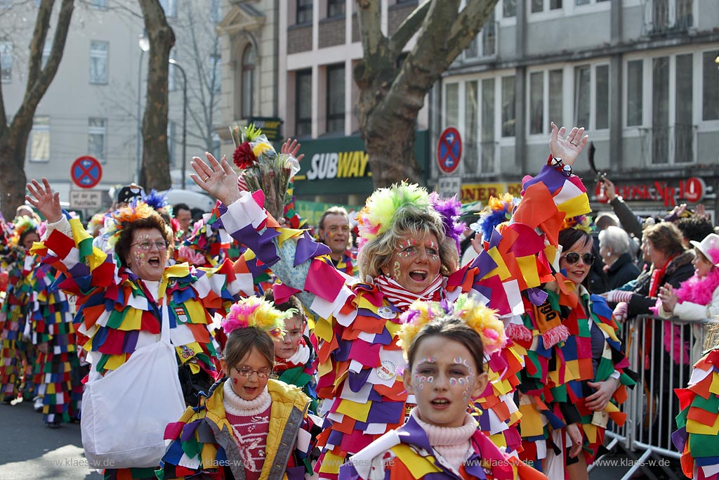 Koeln Chlodwigplatz waehrend Altweiberfasnacht, Altweiberfasching, Altweiber feiernde Moehnen hier verkleidet als Clown in bunten Kostuemen im Karneval 