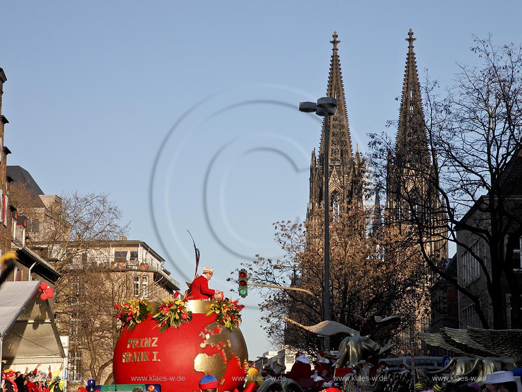 Koeln Altstadt Rosenmontag Rosenmontagszug, Prinzenwagen mit Prinz vor dem  Koelner Dom im Hintergrund; Cologne Carnival, in the background cathedrale of Cologne