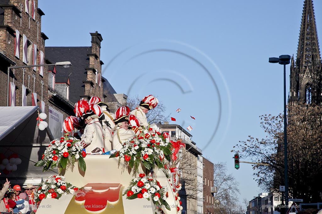 Koeln Altstadt Rosenmontag Rosenmontagszug, Wagen der Prinzengarde vor dem Zeughaus bei strahlend blauem Himmel; Cologne Carnival, in the background cathedrale of Cologne