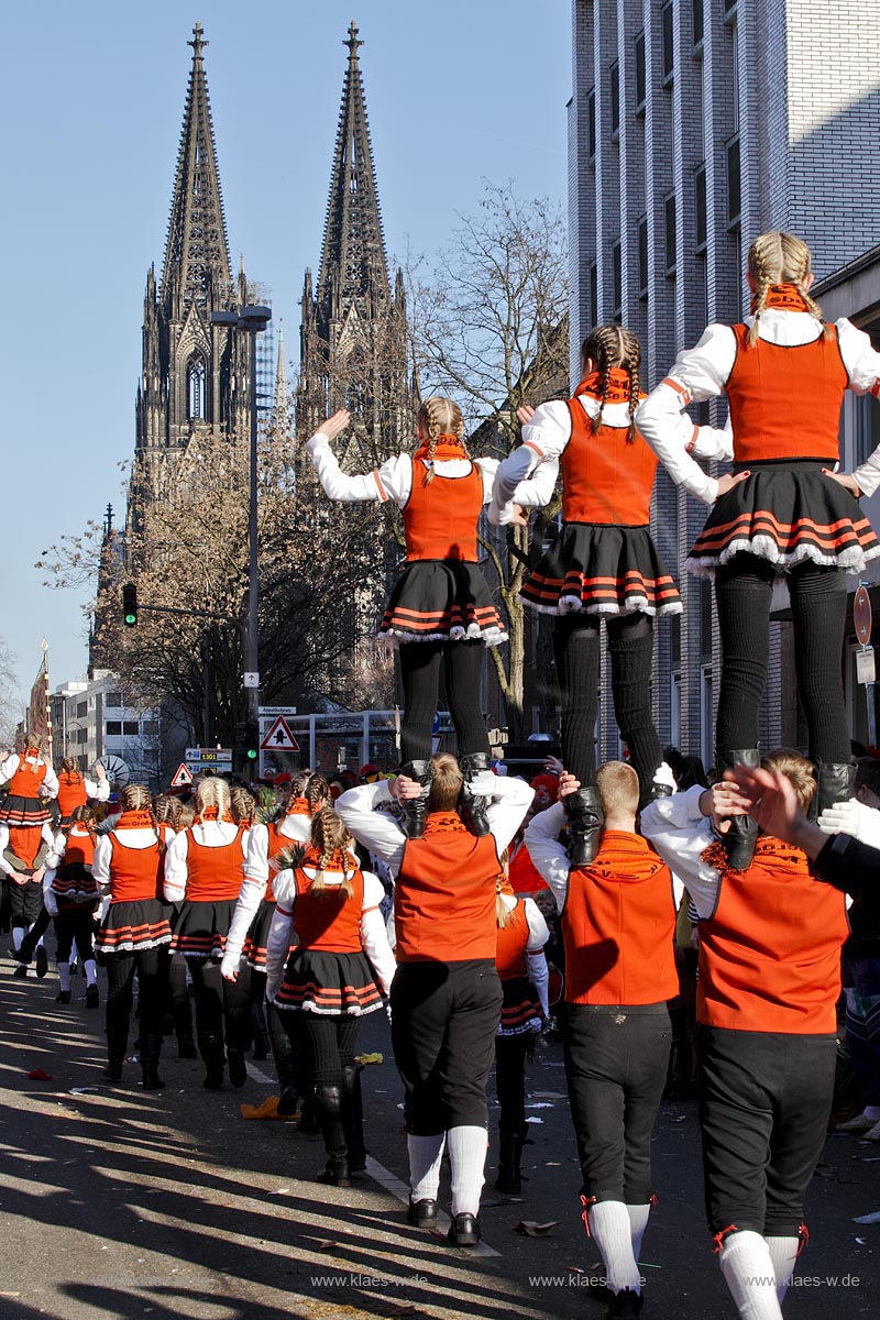 Koeln Altstadt,  Rosenmontag Rosenmontagszug, Fusstruppe zieht auf den  Koelner Dom im Hintergrund zu, Maenner tragen dabei Frauen auf Schultern; Cologne Carnival, in the background cathedrale of Cologne