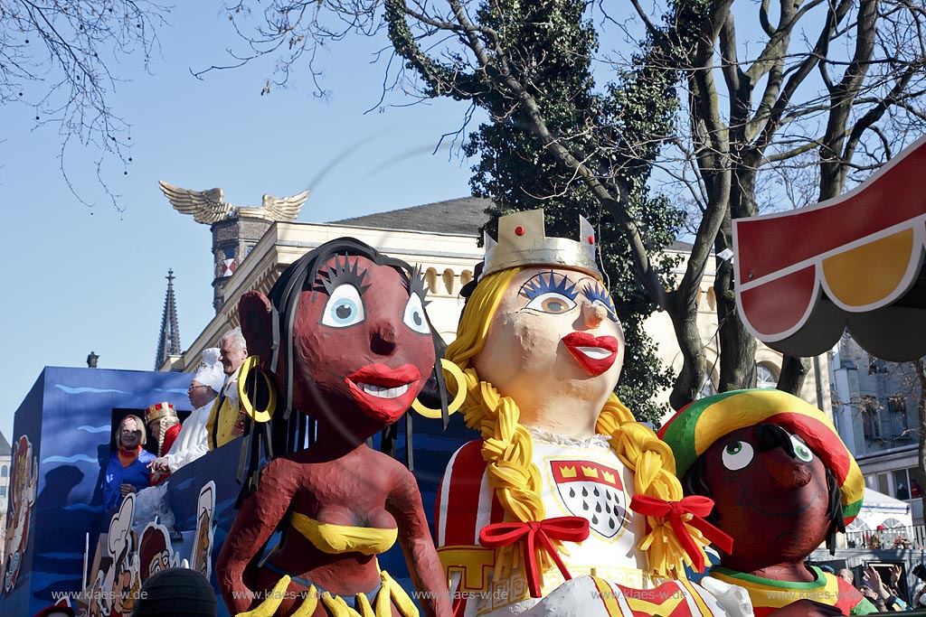 Koeln Altstadt,  Rosenmontag Rosenmontagszug Persiflagewagen in der Zeughausstrasse bei strahlend blauem Himmel; Cologne Carnival