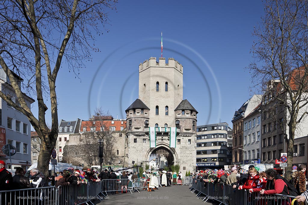 Koeln Chlodwigplatz waehrend Altweiberfasnacht, Altweiberfasching, Altweiber, Brauchtum, Weiberfastnacht, tradionelles Schauspiel des Reiter Korps Jan von Werth e.V. vor der Hanhentorburg, Alt Koelnische Tradition 