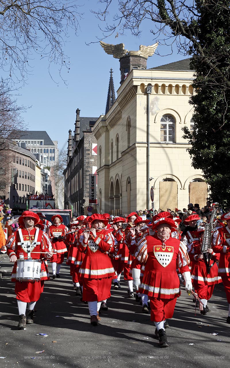 Koeln Altstadt,  Rosenmontag Rosenmontagszug Spielmannszug in rot weissen Kostuemen in der Zeughausstrasse bei strahlend blauem Himmel; Cologne Carnival